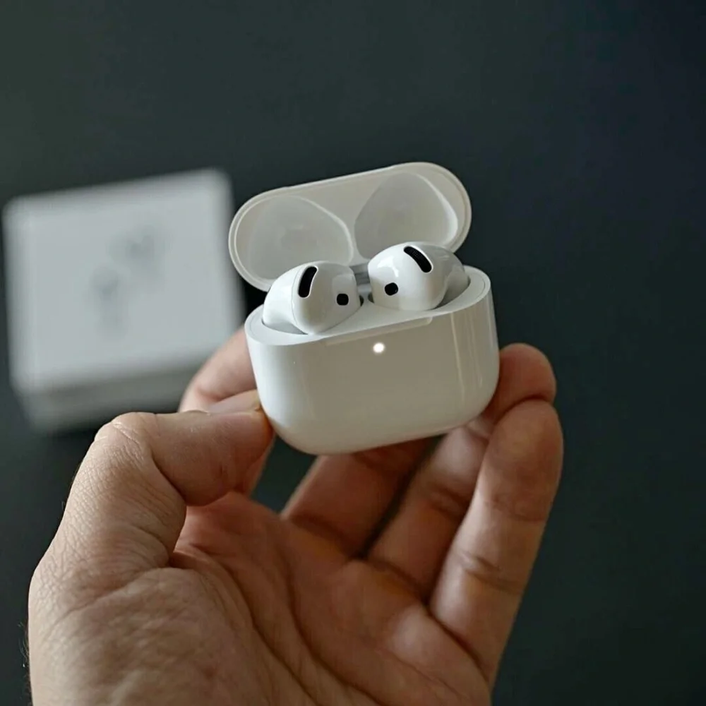 Apple White AirPods 4